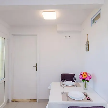 & Lino בית הארחה